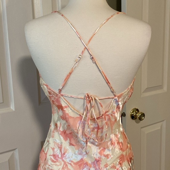 Astr Flowy Floral Dress Size Medium in Like New Condition - Picture 7 of 11